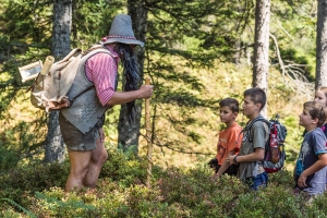 Foto: Kinder beim Wandern beim Ferienwohnung Söll Wilder Kaiser Tirol Österreich im Last Minute Urlaub mit Hund