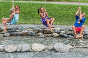 Foto: 3 Kinder im Hexenwasser beim Appartement Söll Wilder Kaiser Tirol Österreich für den Last Minute Urlaub mit Hund