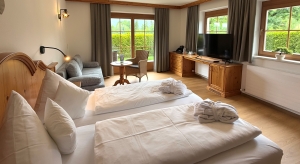 Foto: Familienzimmer Brandstadl im Aparthotel Bergland in Söll. Urlaub mit Hund.