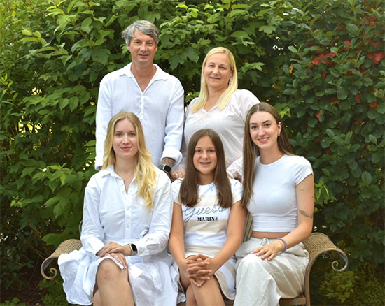 Foto: Familie Embacher im Garten des Appartement in Söll in Tirol